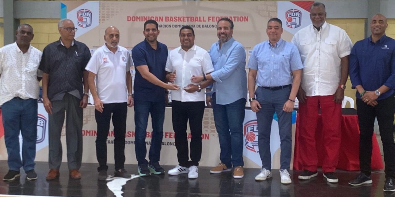José Monegro recibe gratitud de Fedombal por Convivio Nacional de Minibaloncesto