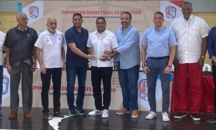 José Monegro recibe gratitud de Fedombal por Convivio Nacional de Minibaloncesto