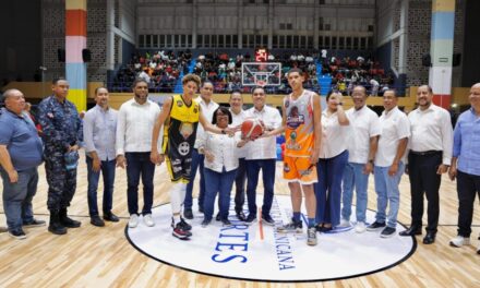 Kelvin Cruz remoza polideportivo y realiza aporte al TBS Barahona