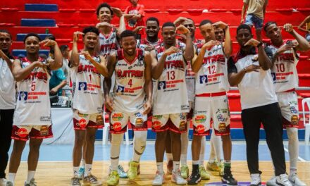 Buitres y Lobos golpean primero en el inicio de las semifinales del Torneo de Baloncesto Superior de San Cristóbal