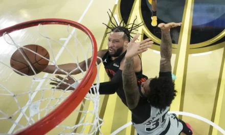 Los Knicks ganan la Copa NBA tras remontar y vencer a los Spurs por 124-113