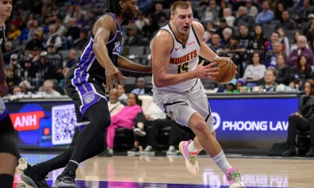 Jokic suma 36 puntos y 12 rebotes y Denver derrota a los Kings