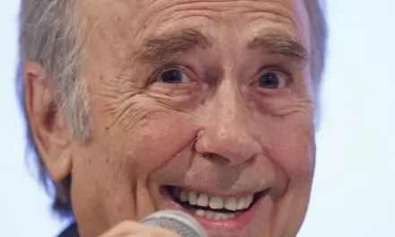 Joan Manuel Serrat protagoniza una ruidosa charla en la FIL de México frente a un conocido apasionado