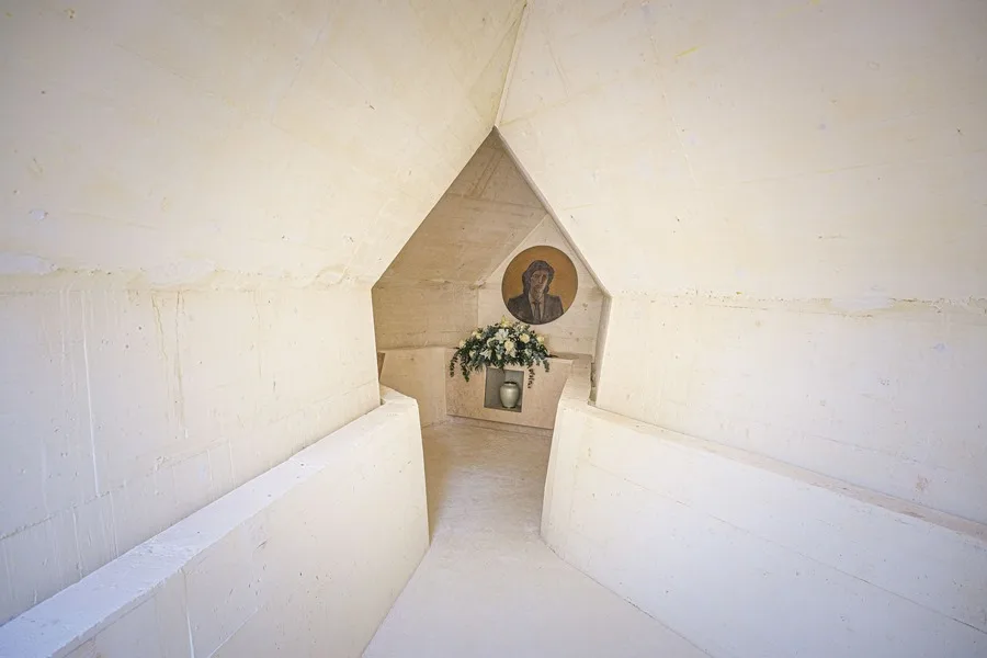 Polémica en Alcoy por un rodaje de contenido para adultos conexo a la tumba de Camilo Sesto