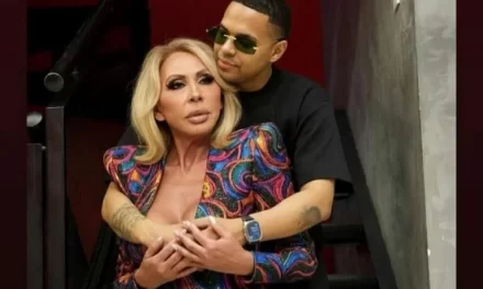 Santiago abraza a Laura Bozzo en su momento más difícil