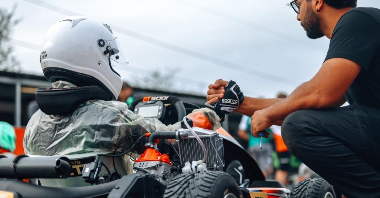 Dominicano Dahyam Cabral se consolida como coach profesional de karting