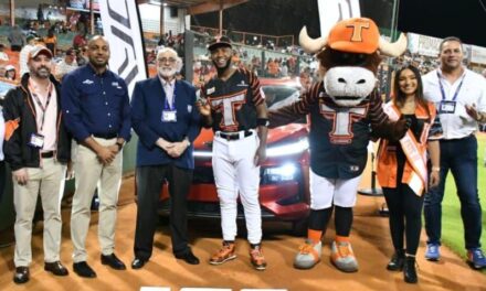 Bryan de la Cruz recibe premio por su MVP Lidom