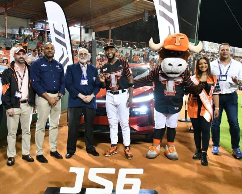 Bryan de la Cruz recibe premio por su MVP Lidom