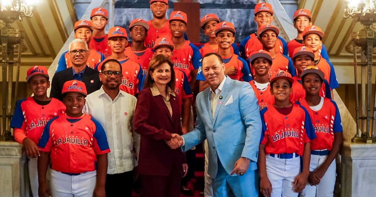 Vice Peña recibe en Palacio jugadores de unión La Javilla