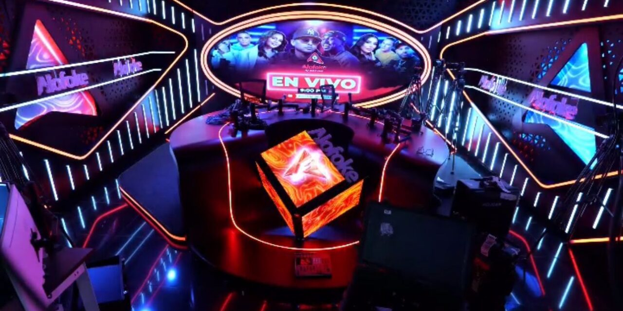 Santiago Matías muestra el nuevo stand de Alofoke Radio Show
