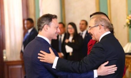 Vídeo | Danilo y Jean Alain Rodríguez se saludan con un manoseo en la Casa Nacional del PLD