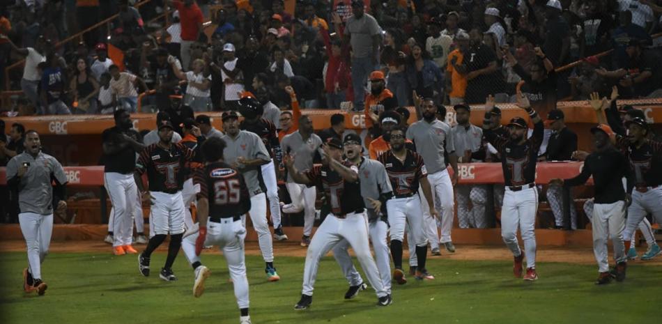 La Romana se asta a las calles a celebrar el triunfo de los Toros del Este