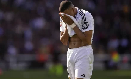 Estrella del Real Madrid Kylian Mbappé, fuera por daño de rodilla