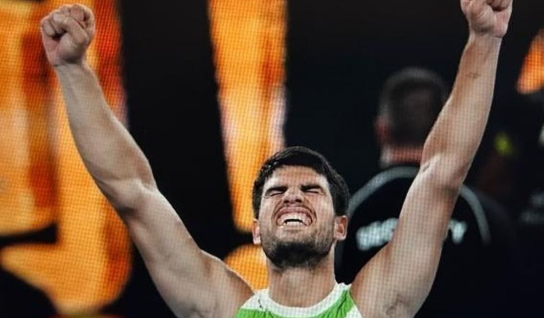 Alcaraz arrasa a De Miñaur Abierto de Australia
