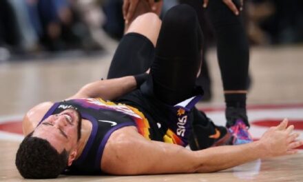 Devin Booker sufre torcedura en el tobillo derecho durante el muestrario delante Hawks
