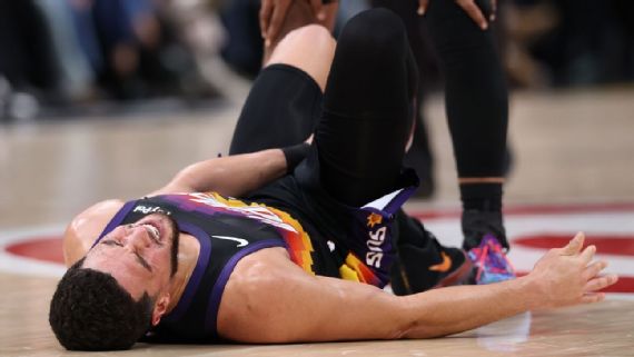 Devin Booker sufre torcedura en el tobillo derecho durante el muestrario delante Hawks