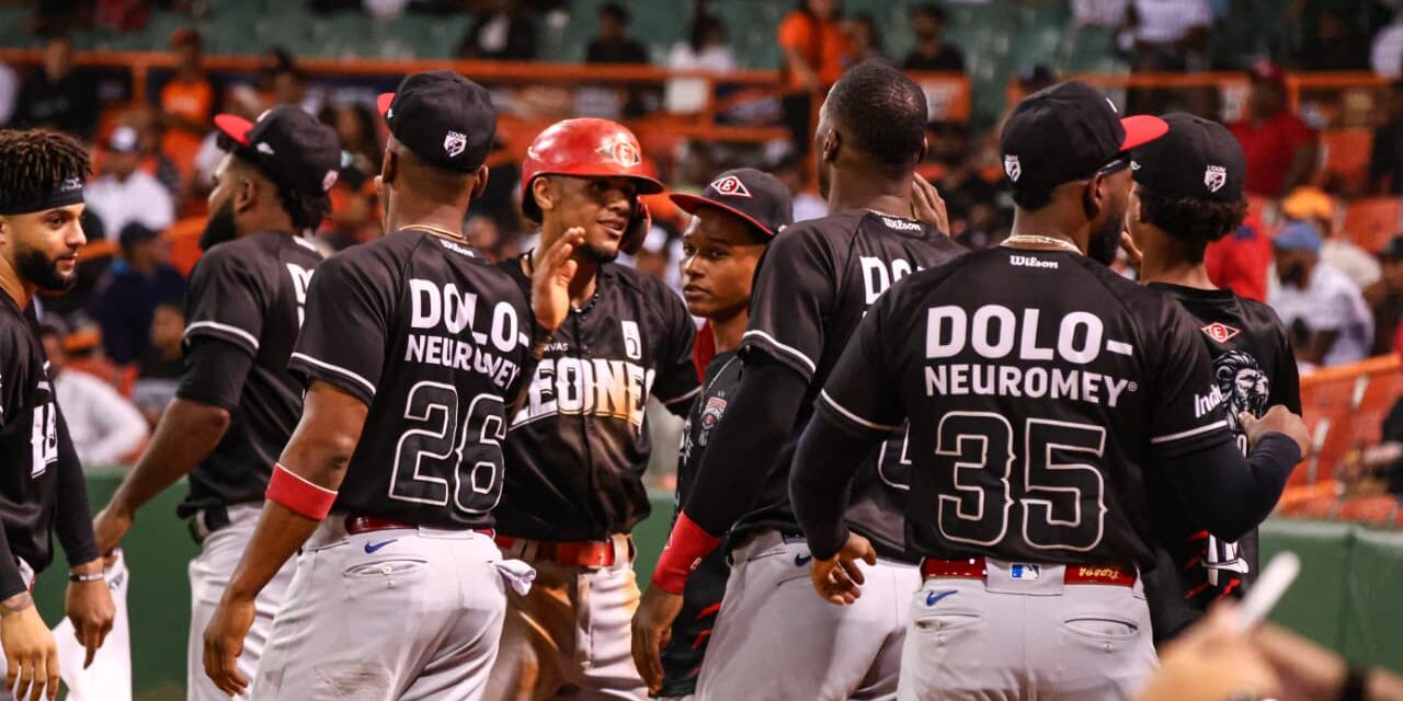 Leones mantienen el invicto y alcanzan 5-0 con triunfo frente a los Toros en La Romana