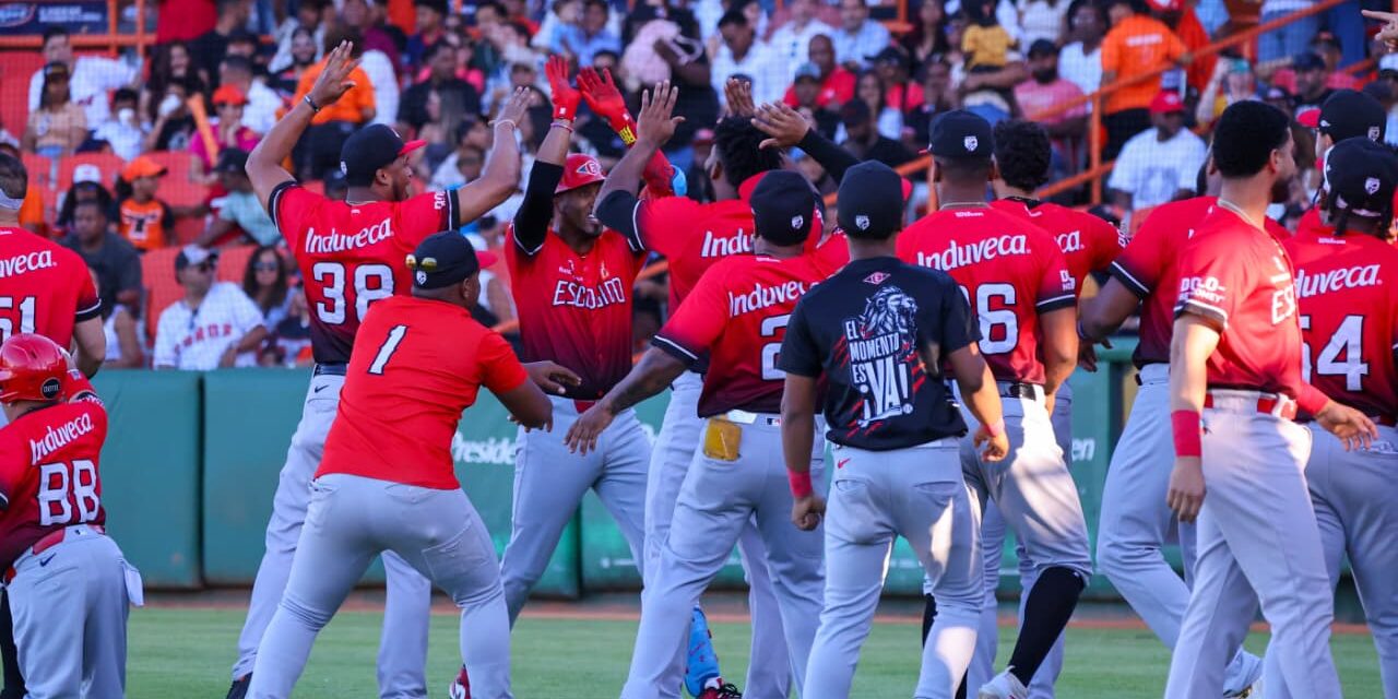 Leones del Escogido quedan a un paso del bicampeonato tras vencer a los Toros
