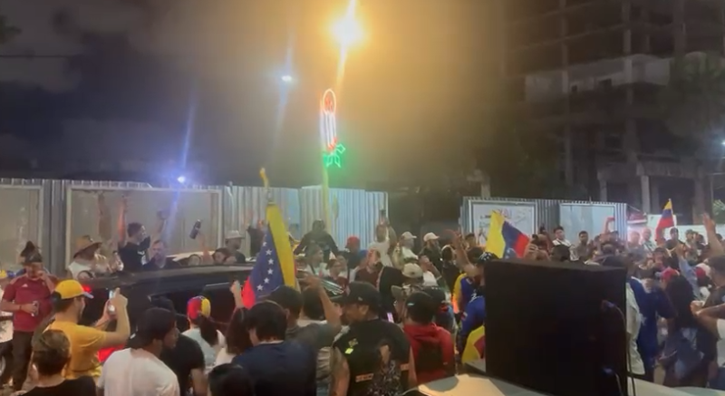 “Esto es un milagro”, venezolanos celebran en República Dominicana la caída de Nicolás Maduro