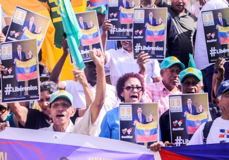 Frente Amplio y Alianza País condenan acciones de Estados Unidos contra Venezuela en evento en Plaza Bolívar