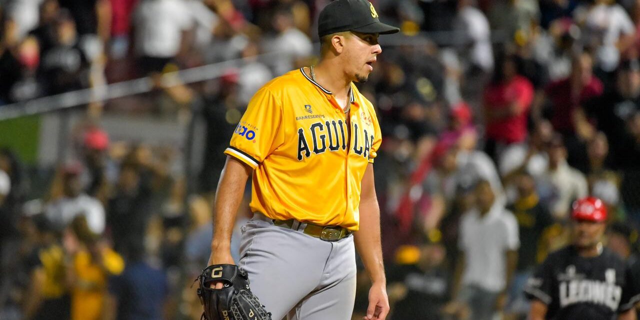 De la Cruz domina y la ataque rebate: Águilas cortan invicto de los Leones con triunfo 4-1
