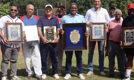 Clásico de Softbol Amigos de La Fe reconoce a Robert Polanco