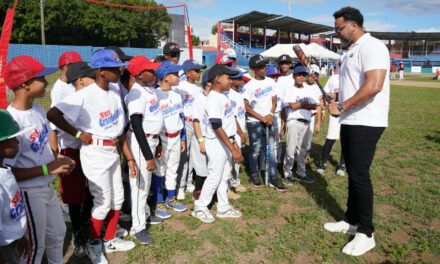 Estadio de Baní acoge clínica regional de béisbol con 230 niños de 10 provincias