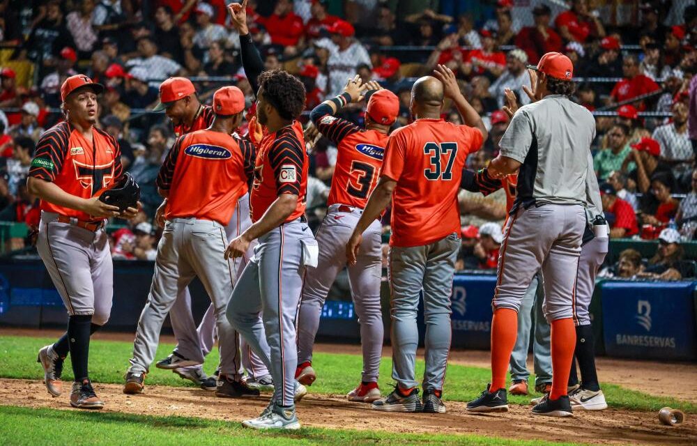 Toros del Este reaccionan en la novena y conquistan su primer triunfo en la Serie Final