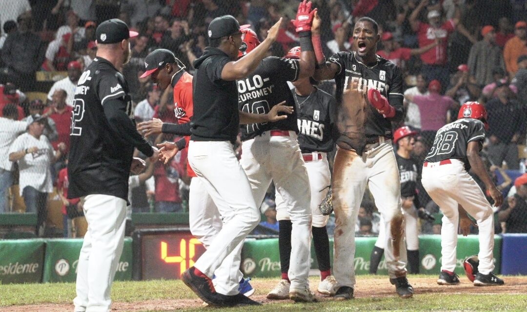 Con remontada en el octavo, Leones vencen a Toros y lideran la Serie Final