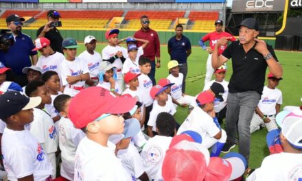 Cientos de niños del Cibao participan en clínica regional de béisbol