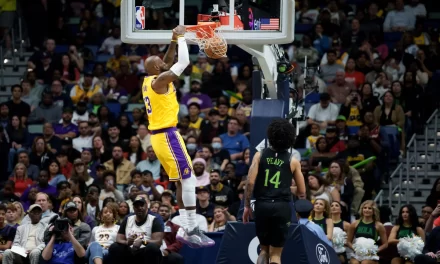 James y Doncic anotan 30 cada uno para ayudar a los Lakers