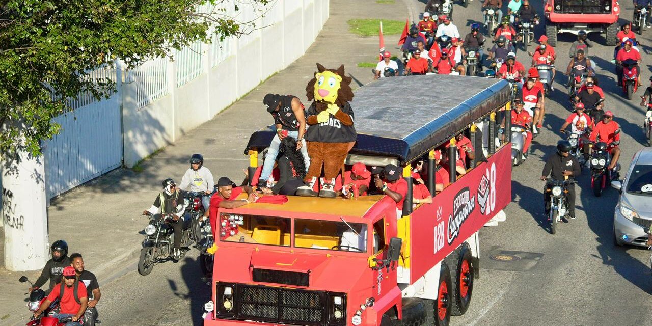 El Escogido celebra caravana triunfal por las principales avenidas de la Capital