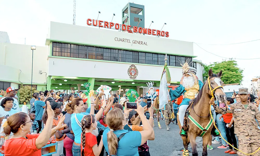 Los bomberos invitan a las familias al desfile anual del Día de Reyes