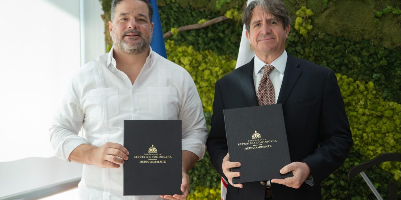 Ministerio de Medio Ambiente y Costasur firman convenio para turismo sustentable en Isla Catalina