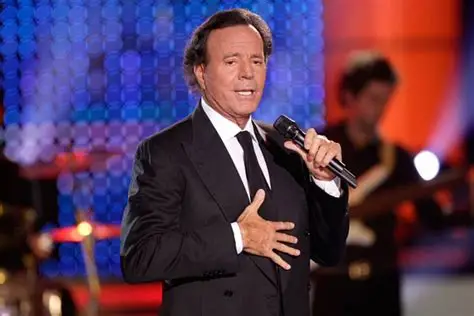 Julio Iglesias niega acusaciones en su contra