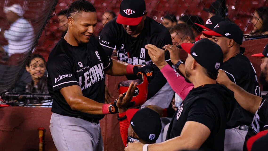 Leones del Escogido blanquean a los Gigantes y se afianzan en la cima del Round Robin