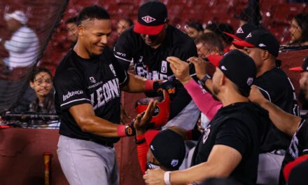 Leones del Escogido blanquean a los Gigantes y se afianzan en la cima del Round Robin