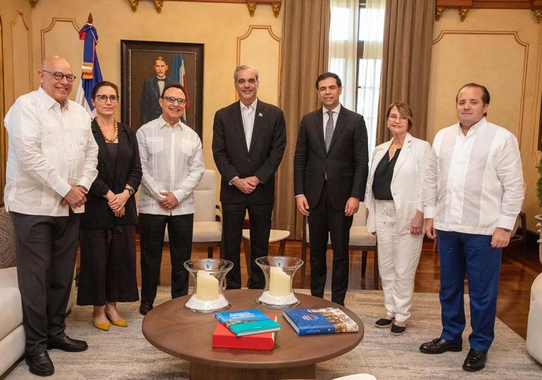 Presidente Abinader recibe a delegación de Michel Camilo y Berklee College of Music