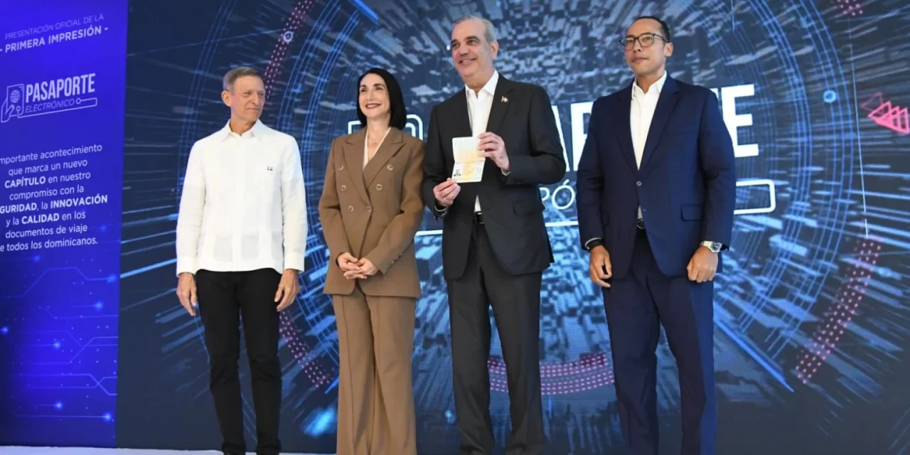 Presidente Abinader recibe primer pasaporte electrónico dominicano