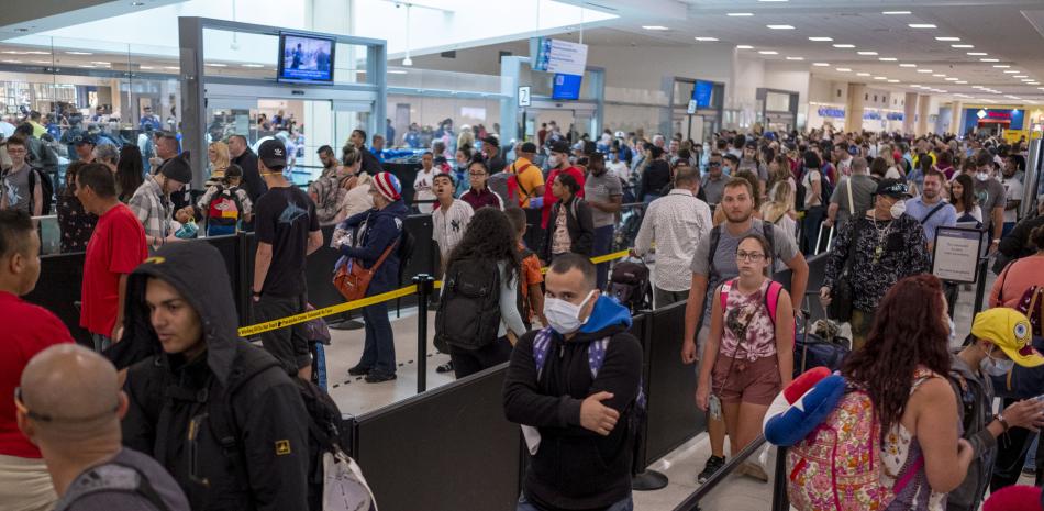 Puerto Rico suspende la mayoría de sus vuelos y restringe el espacio etéreo a las aerolíneas estadounidenses