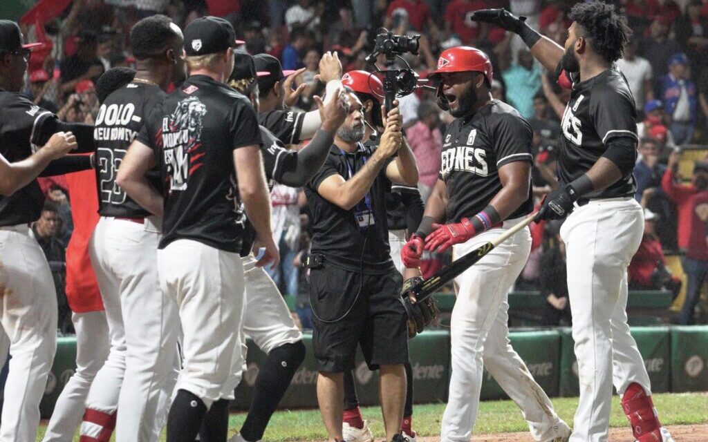 Con rally de cinco carreras en el octavo, Leones se adelantan en la Serie Final