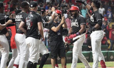 Con rally de cinco carreras en el octavo, Leones se adelantan en la Serie Final