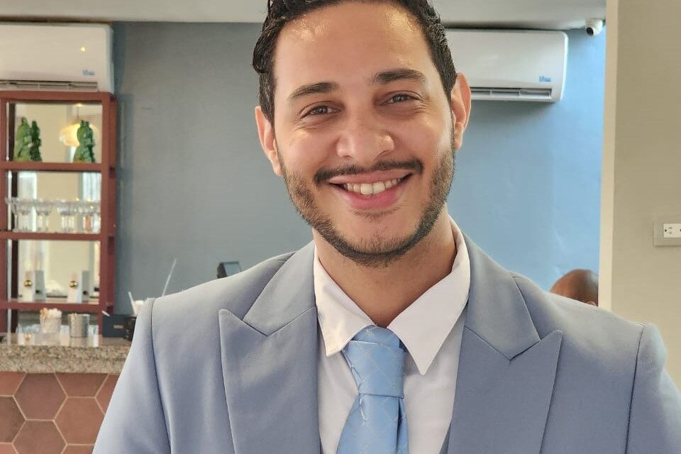 Cirujano Alfredo Brito promueve la mamoplastia de reducción como cirugía de sanidad en República Dominicana