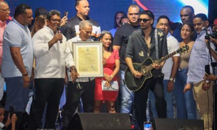 El Ayuntamiento de Los Alcarrizos reconoce a Dalvin La Melodía