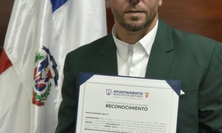 Yunesky Maya es agradecido como Hijo Adoptivo de Santiago