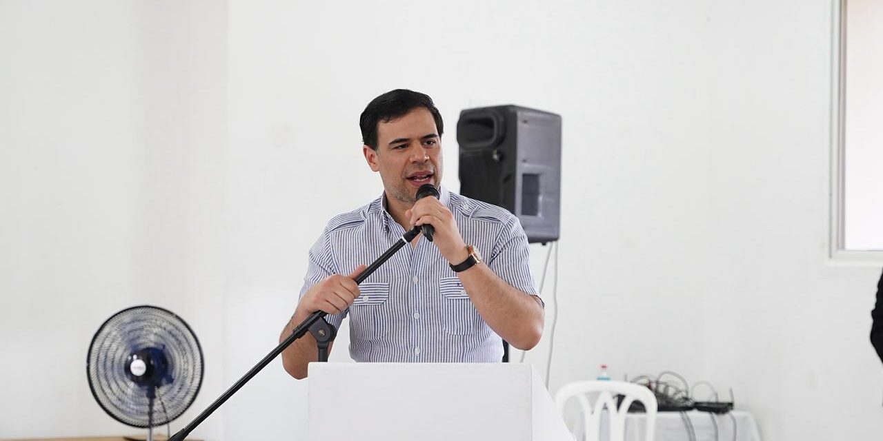 Roberto Serafín Salcedo desarrolla memorándum cultural y entrega instrumentos musicales en La Romana