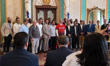 Abinader exhorta a campeones Leones a competir patriotismo