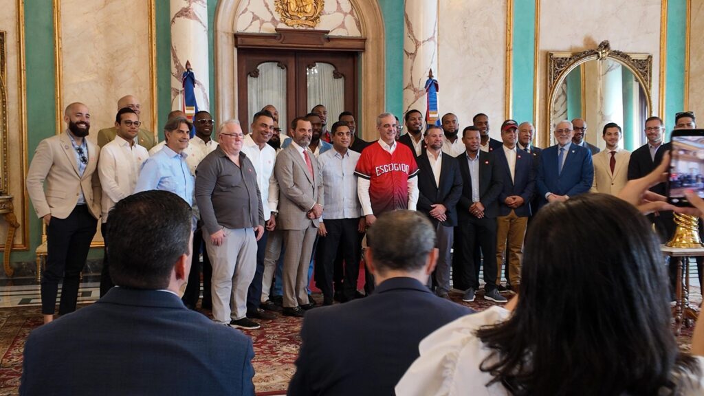Abinader exhorta a campeones Leones a competir patriotismo