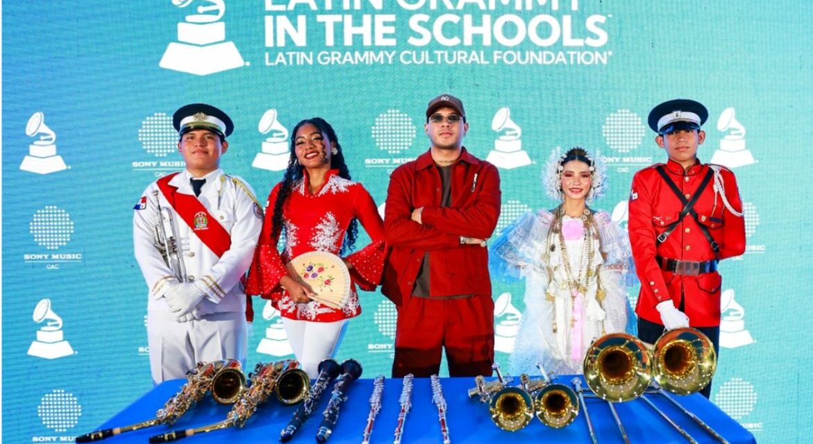 Boza y Latin Grammy in the Schools™ donan instrumentos