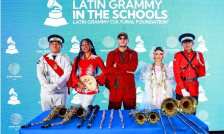 Boza y Latin Grammy in the Schools™ donan instrumentos